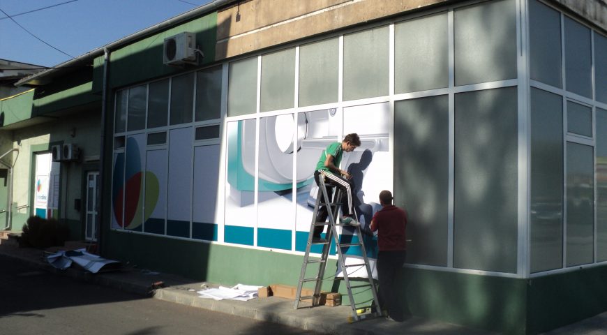 Colantare geamuri si vitrine